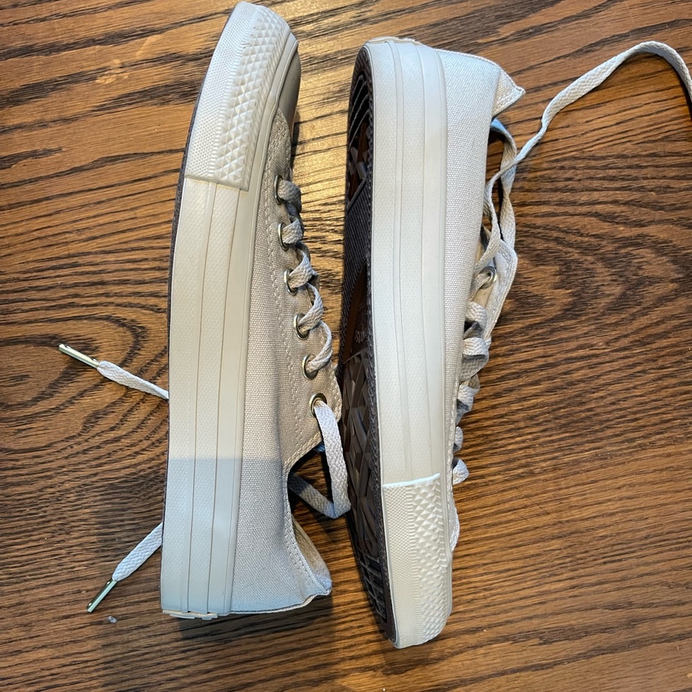 Converse *never worn* - Picture 2 of 9